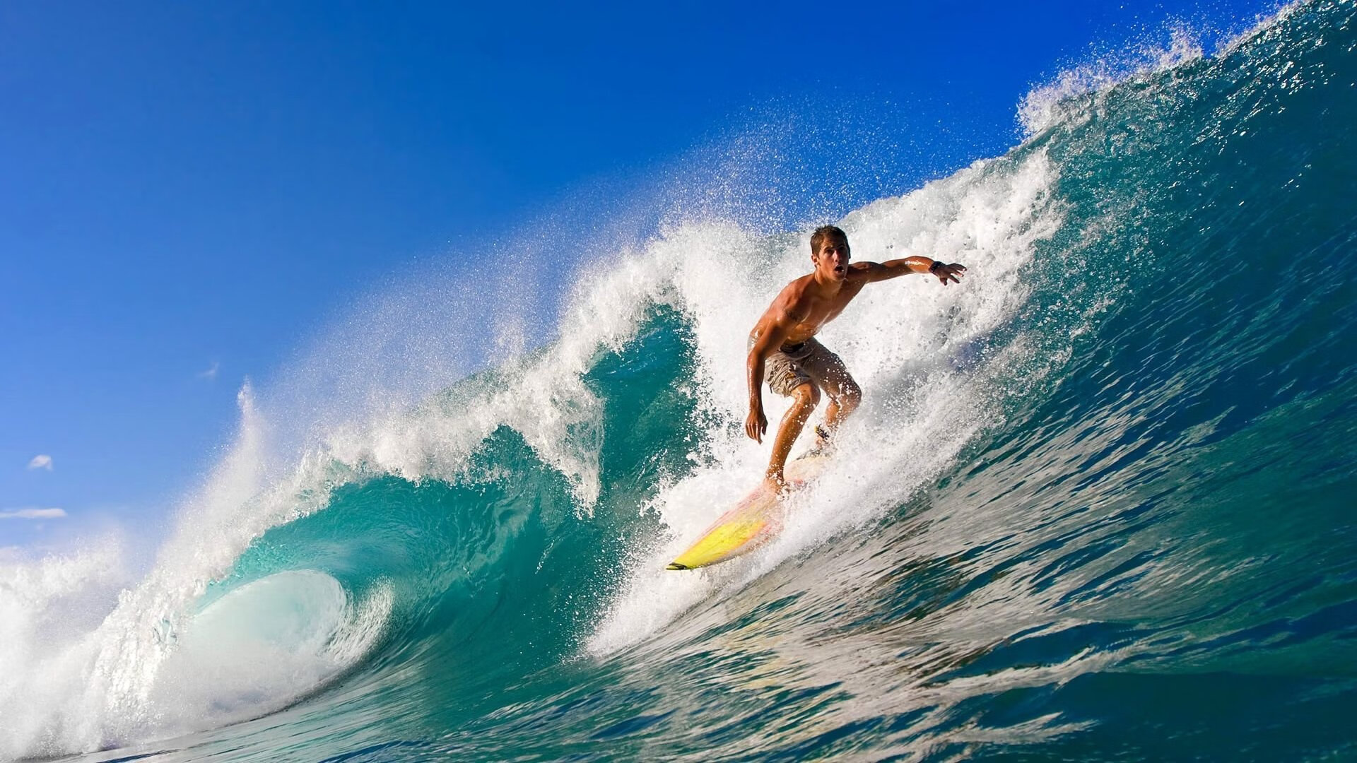 “跃山飞跃：悬崖与荒原的极速震撼”，飞跃山丘