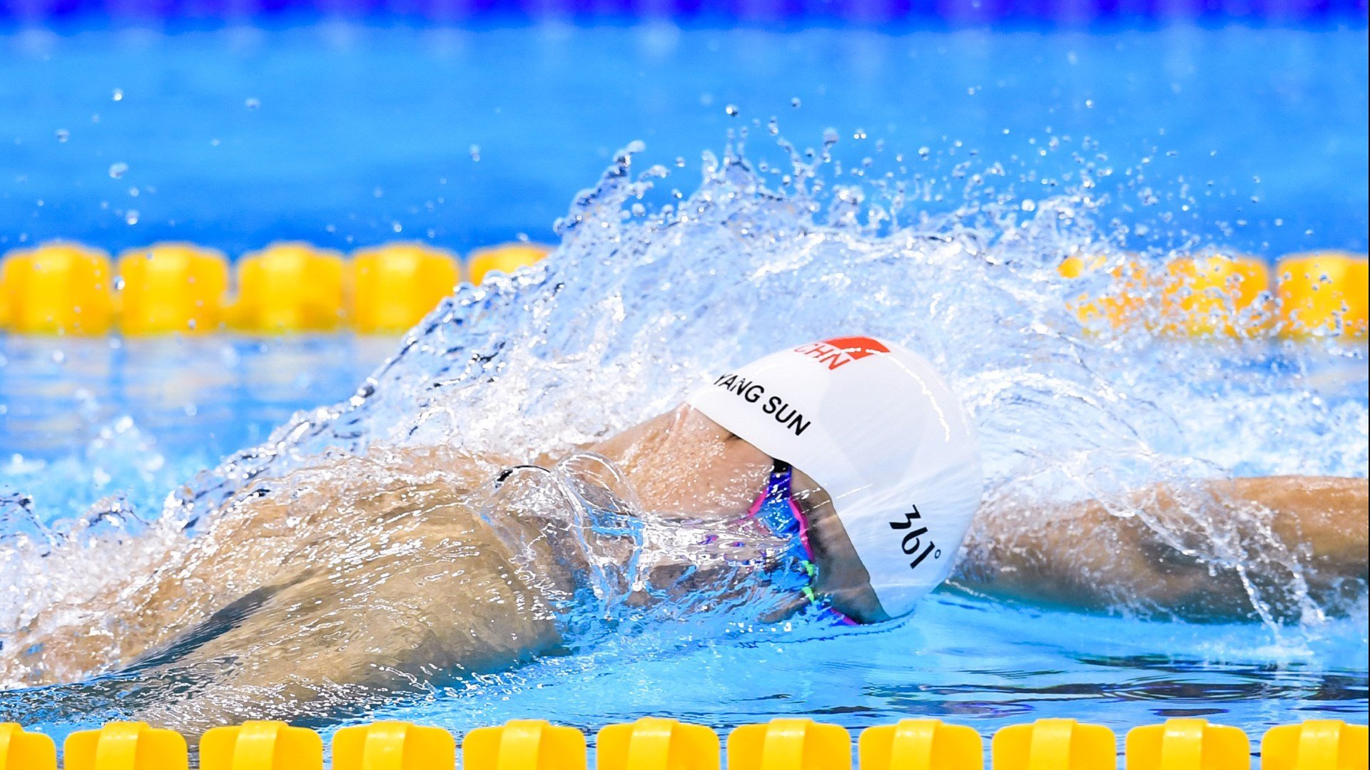 乌拉圭队新星苏亚雷斯表现出色，备受关注，苏亚雷斯是乌拉圭队长吗
